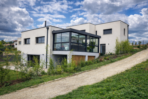 vue principale maison moderne à deux étages