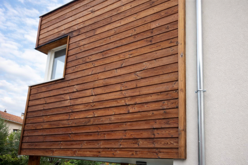 Coin du bâtiment en bois meleze