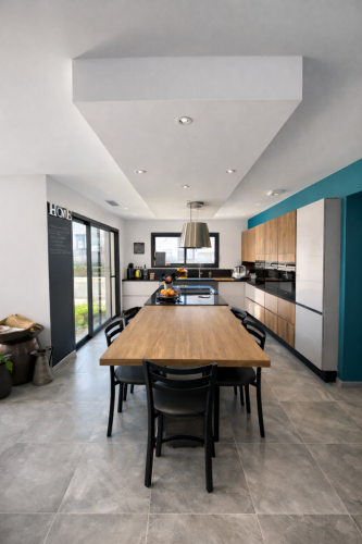 Cuisine moderne avec accents turquoise