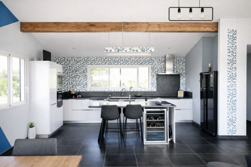 Cuisine moderne avec îlot central et carrelage mosaïque