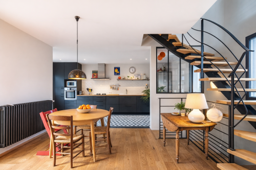 Cuisine moderne et escalier métallique spiralé