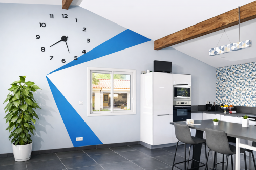 Cuisine moderne et minimaliste avec accents bleus