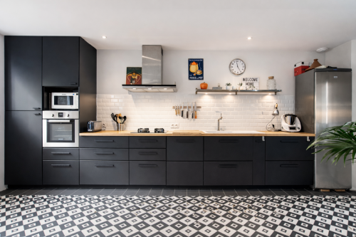 Cuisine moderne monochrome et élégante