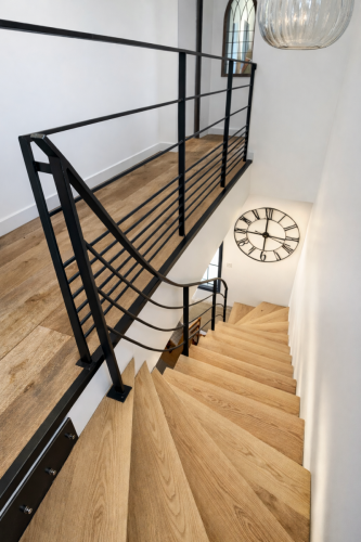 Escalier en bois et horloge vintage