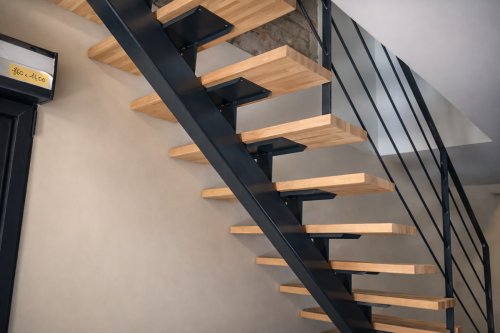 Escalier flottant en bois et métal