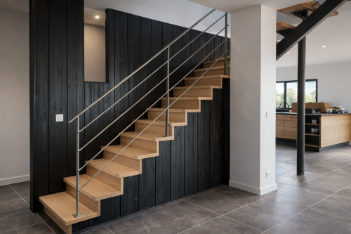 Escalier moderne avec cuisine ouverte