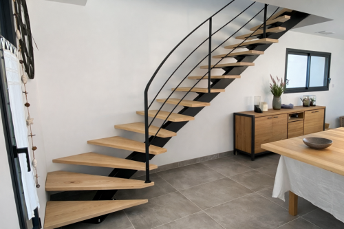 Escalier moderne dans un intérieur minimaliste