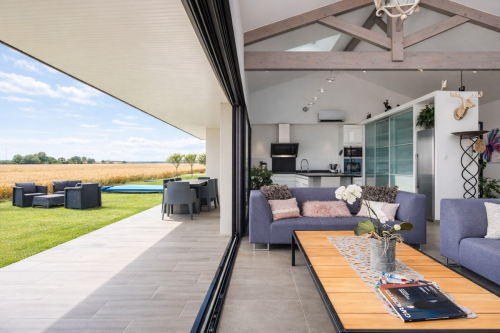 Espace moderne avec vue sur les champs