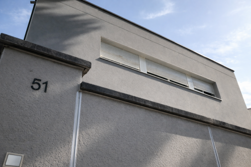 Façade contemporaine avec volets roulants