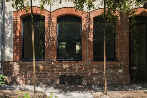 Fenêtre arquée et pergola ombragée