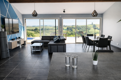 Intérieur moderne avec vue panoramique