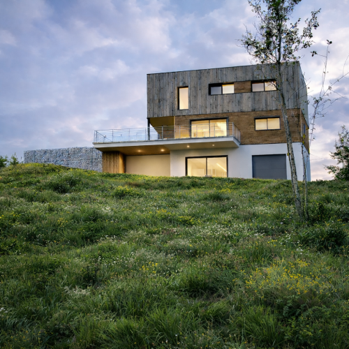 Maison moderne au coucher du soleil