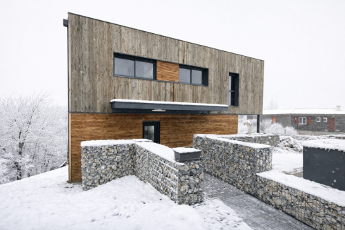 Maison moderne sous la neige