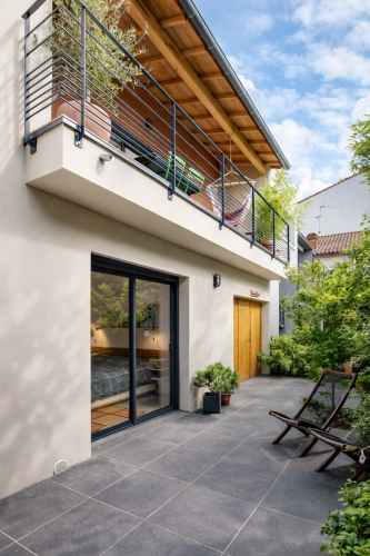 Patio moderne avec verdure et balcon