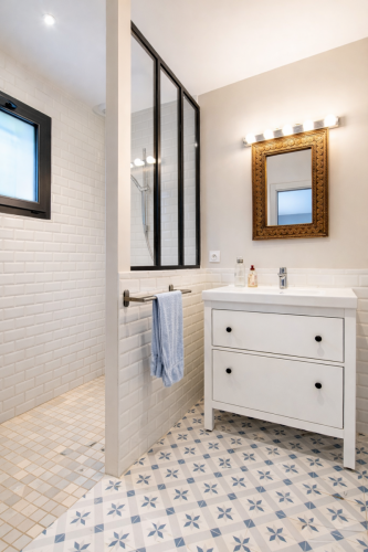 Salle de bain moderne et élégante