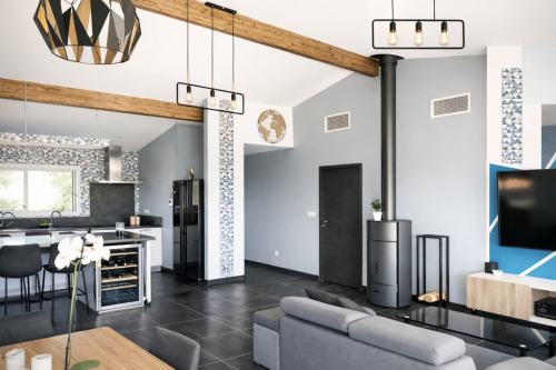 Salon moderne avec éléments géométriques