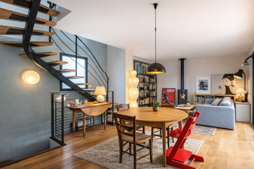 Salon moderne avec escaliers en spirale