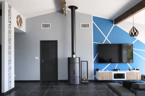 Salon moderne et épuré avec TV