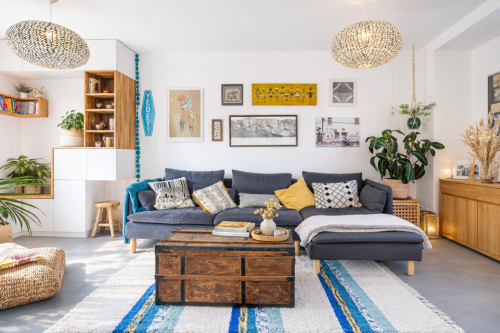 Salon moderne et lumineux avec éléments vintage